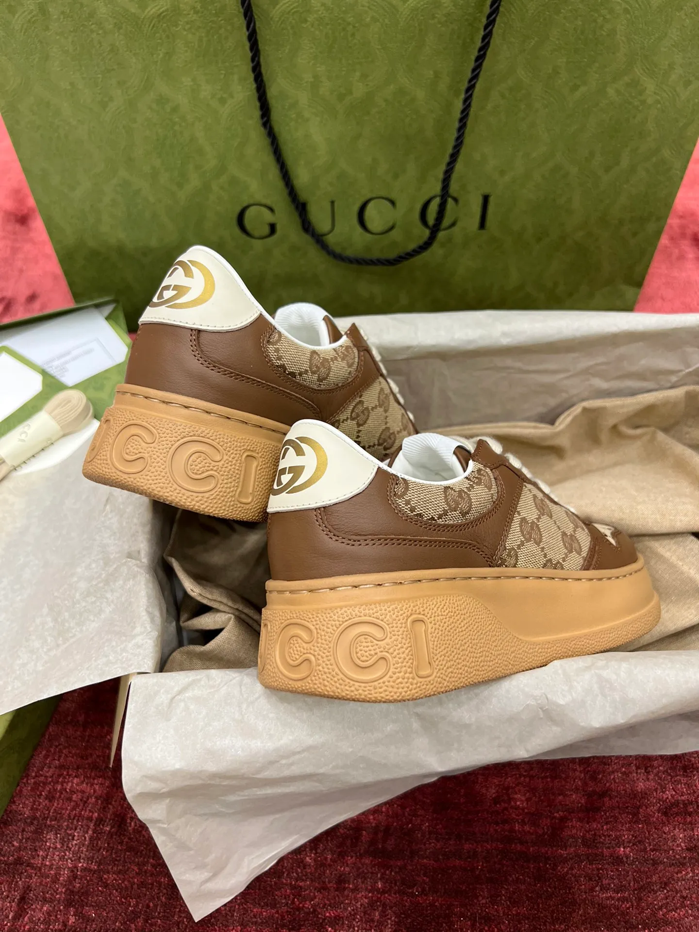 👟👟Ex-factory price 480👟👟 Gucc*i~~New upgraded version, original original color @GG couple's thick-soled shoes...biscuit shoes...white shoes...sneakers...flat shoes...catwalk style: celebrities, Internet celebrities, Xiaohongshu, etc. will definitely plant grass and call❤ Original customized cowhide fabric (classic old floral fabric, perforation, embossing process), the original bottom has a big logo, and there is a GG on the heel Logo, 5cm thick sole, classic Gucci webbing... Women's size 35-40, men's size 39-44